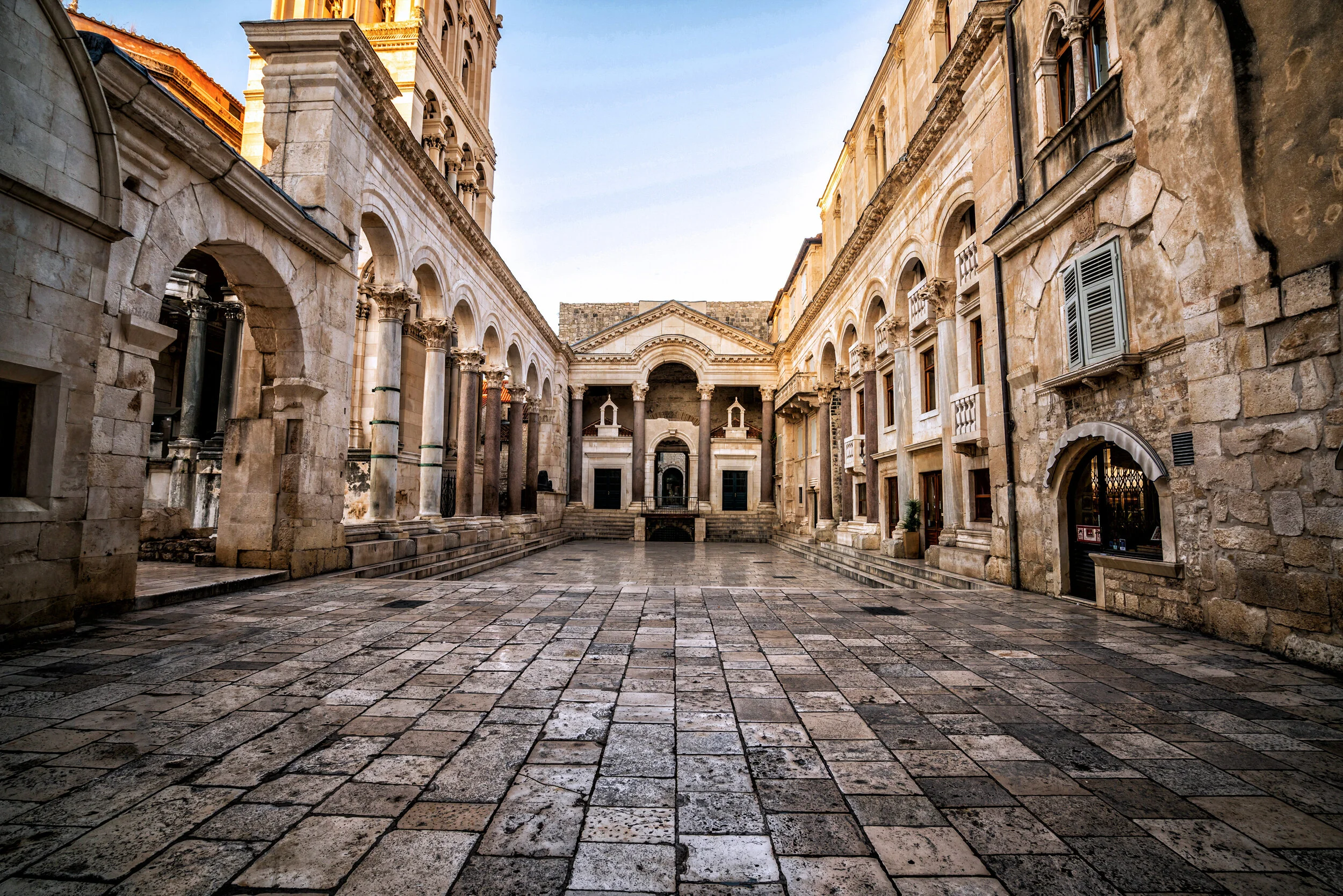 AdobeStock_262909692_DIOCLECIAN_PALACE_SPLIT.jpeg