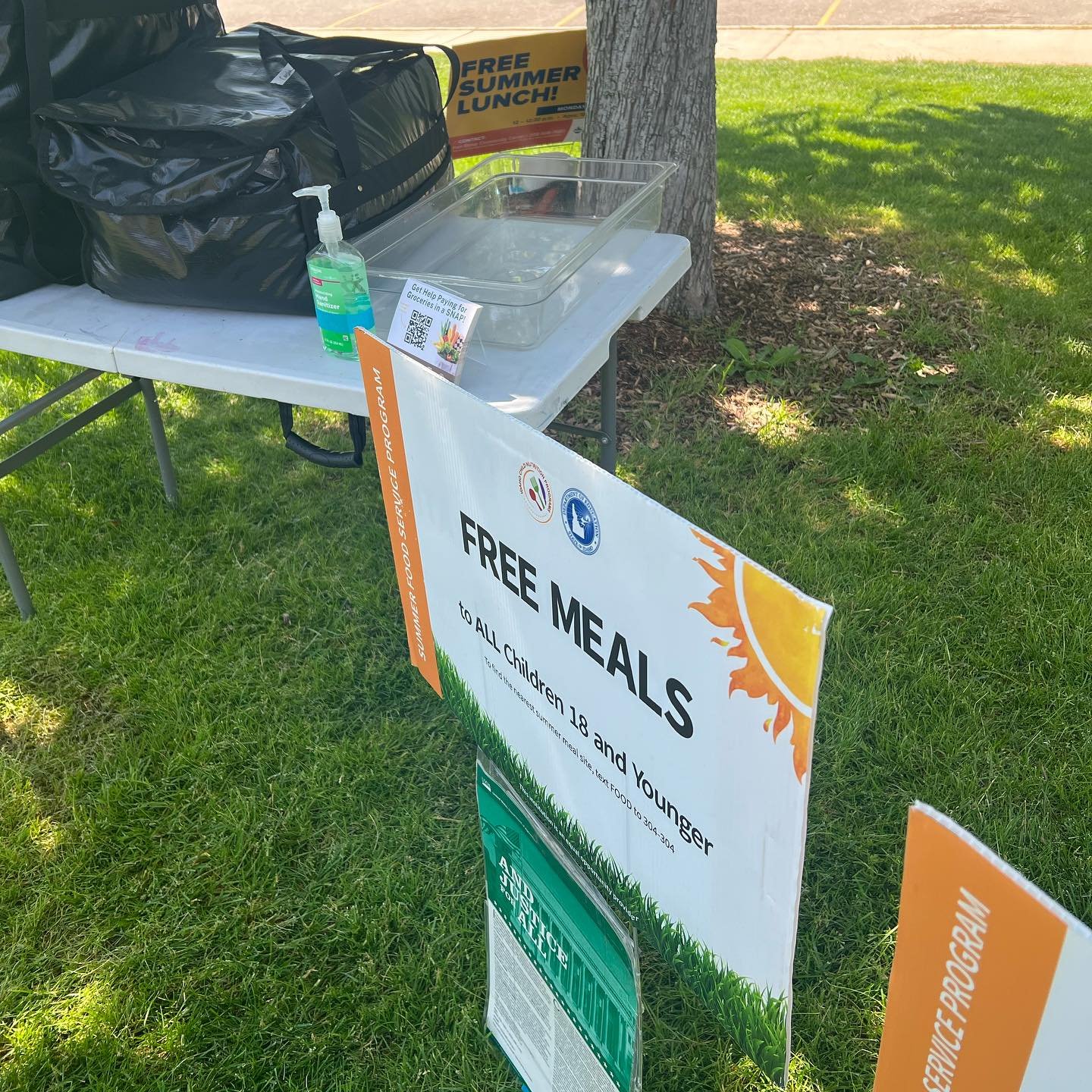 #DidYouKnow free summer meals are available for kids 18 and under?! No application is needed, and free meals are available at schools and parks across the state all summer long. Some sites offer meals to eat on site, while others offer meals to go. V