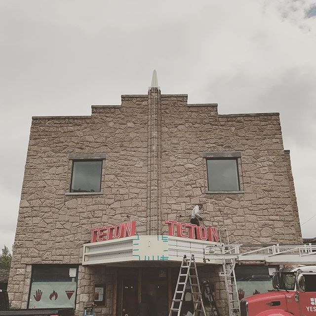 The new Teton sign is going up today! Looks good @handfirepizzajh #jacksonhole #pizza