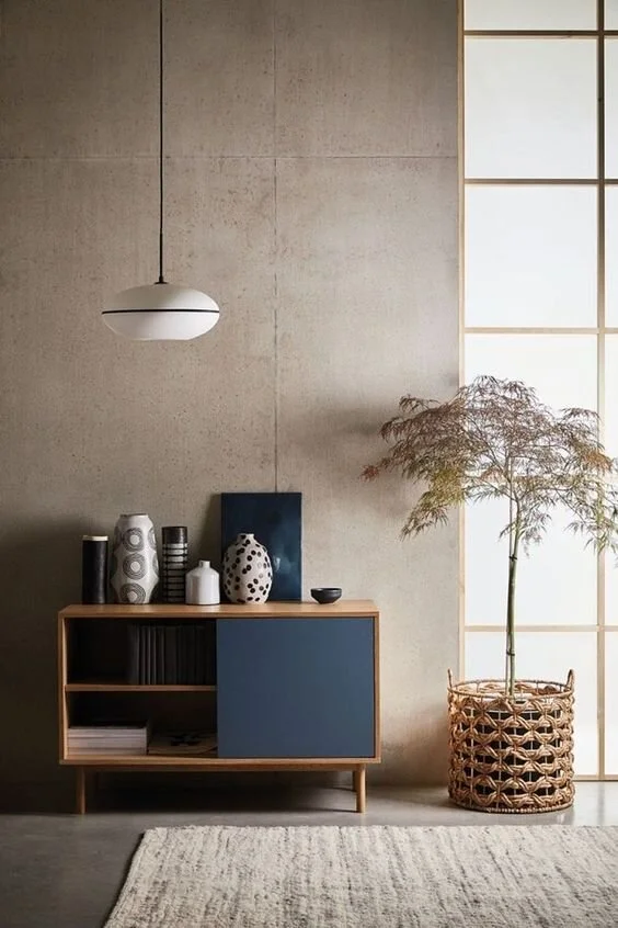 Cómoda estilo midcentury con puerta pintada de azul intenso. Imagen Pinterest