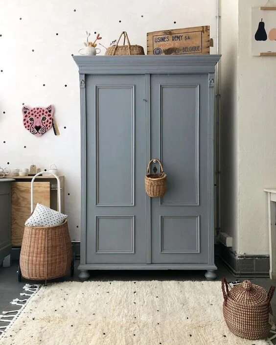 Armario clásico pintado con chalk paint gris. Imagen Pinterest