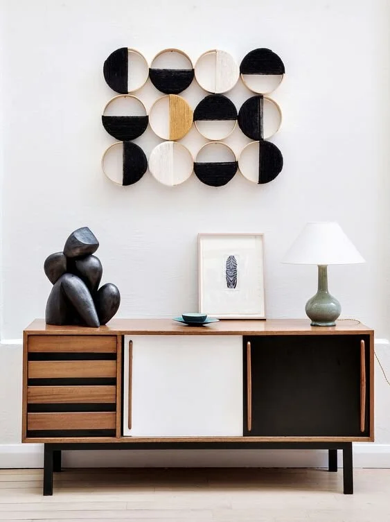 Mueble con detalles pintados en blanco y negro. Imagen Pinterest