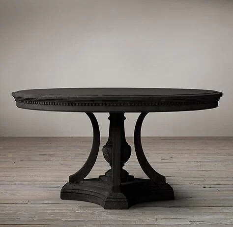 Mesa estilo clásico pintada con pintura negra. Imagen Pinterest