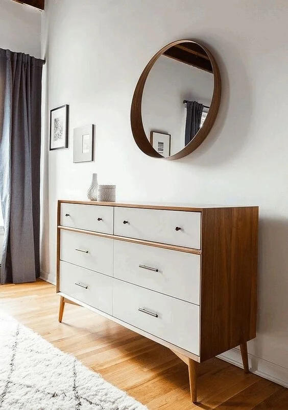 Cómoda estilo midcentury con frentes pintados con pintura de tiza blanca. Imagen Pinterest