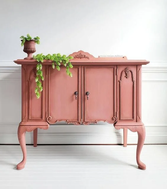 Cómoda estilo clásico pintada en rosa empolvado con pintura a la tiza. Imagen Pinterest