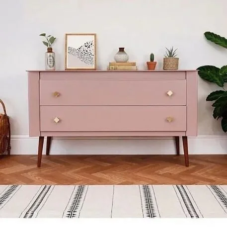 Cómoda pintada en rosa empolvado. Imagen Pinterest