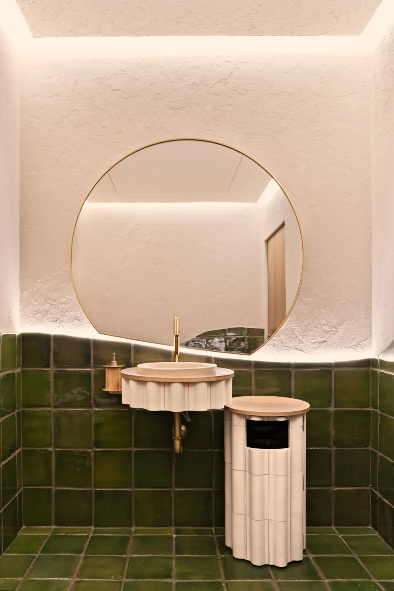 Baño con cerámica en tonos verdes. Fotografía de Masquespacio.