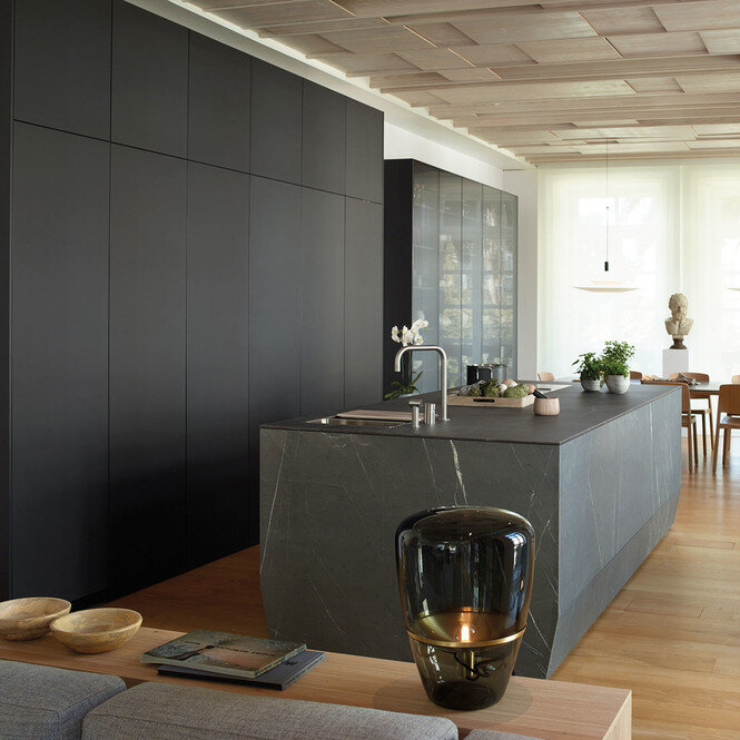 Ejemplo de salón cocina con mobiliario integrado. Vía AD
