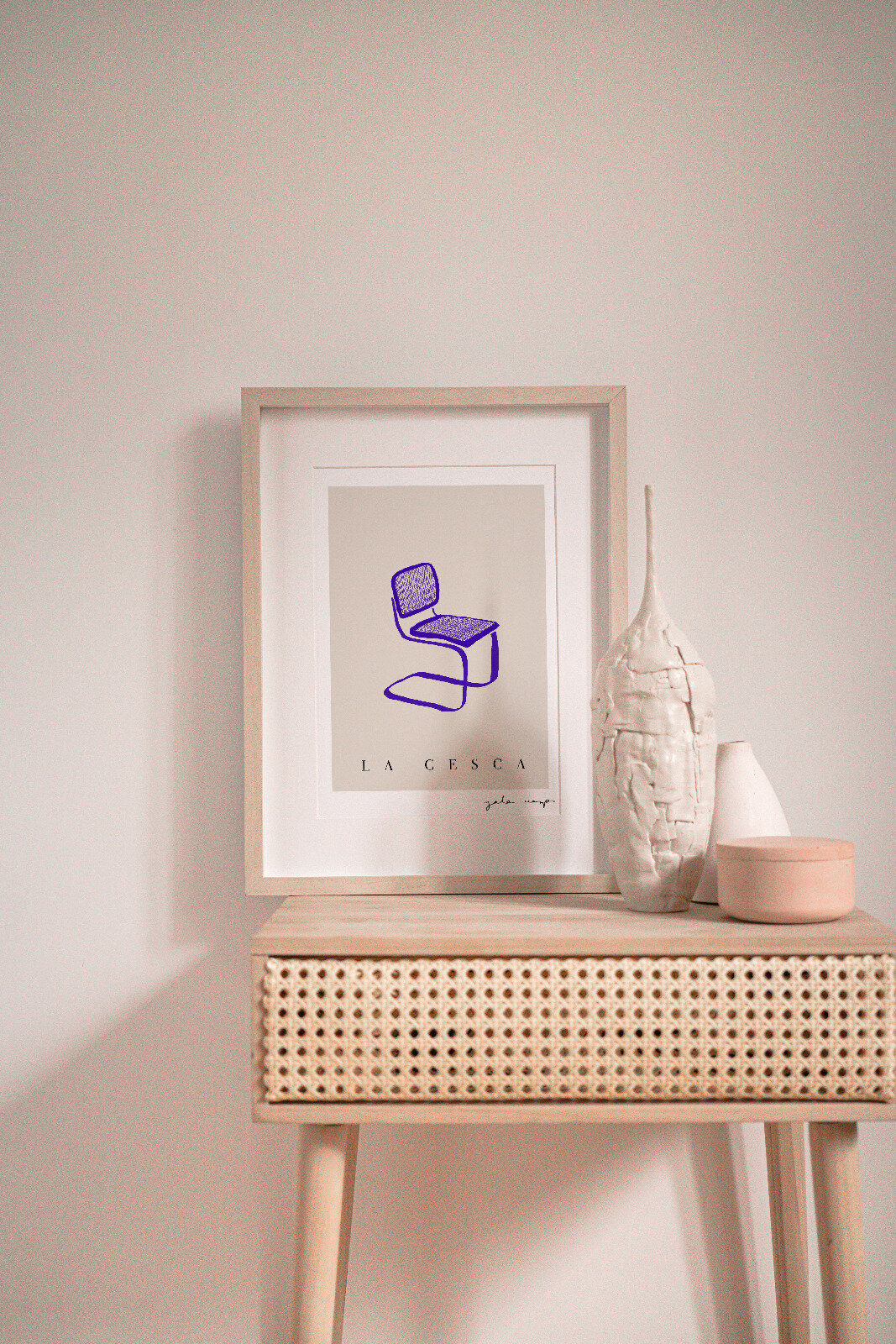 Lámina decorativa La Cesca colocada sin hacer agujero en la pared sobre mesita.