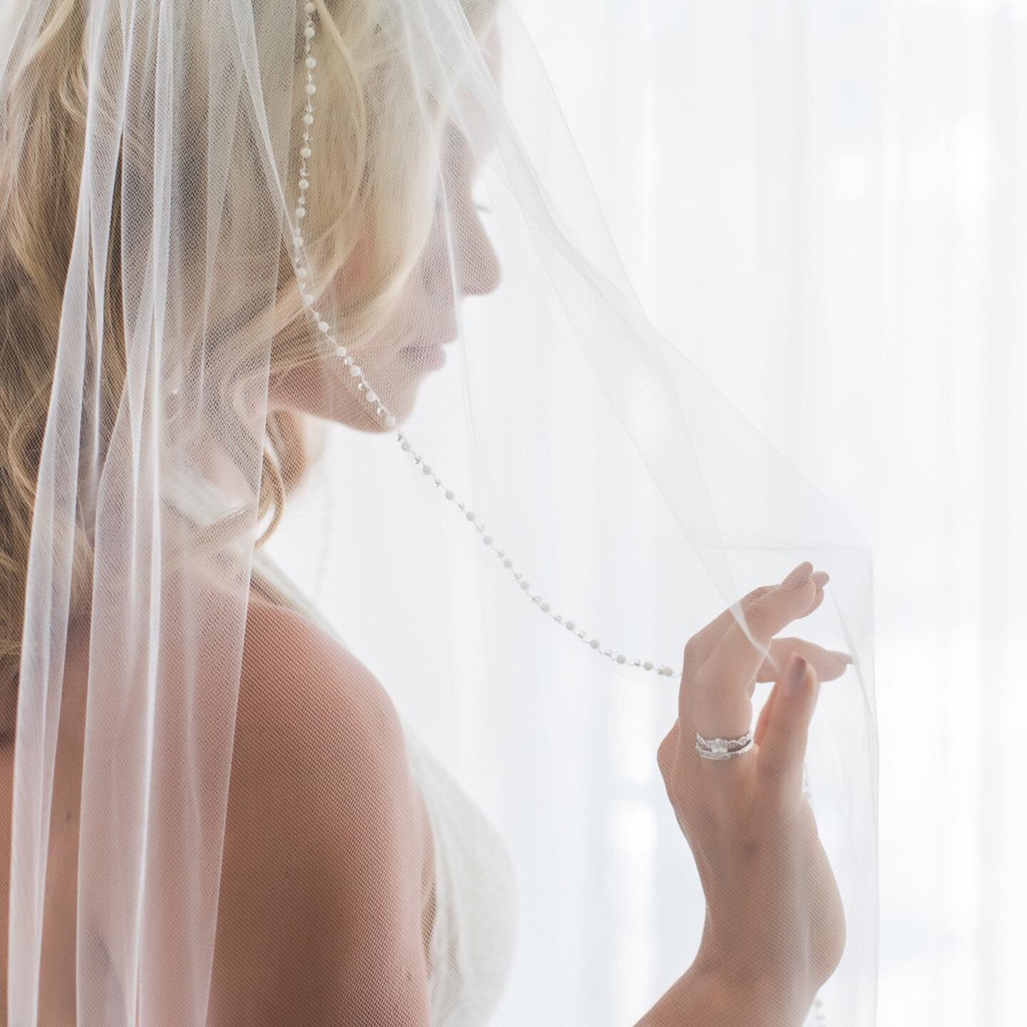 To all of the brides getting married late spring and summer&hellip;it&rsquo;s time to schedule a boudoir session! I recommend booking your session at least 6 weeks before you plan to give your album as a gift.

#groomsgift #groomgift #seattlebride #s