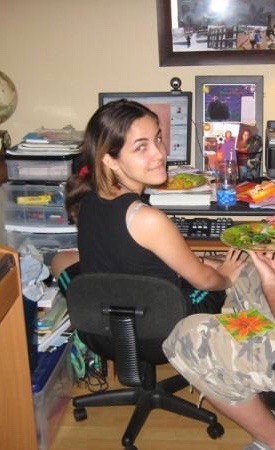 Messy desk, food getting cold in front of me, finishing just “this one last thing” and ignoring the people around me…and I wasn’t kidding about the unwashed hair in a bun 😬