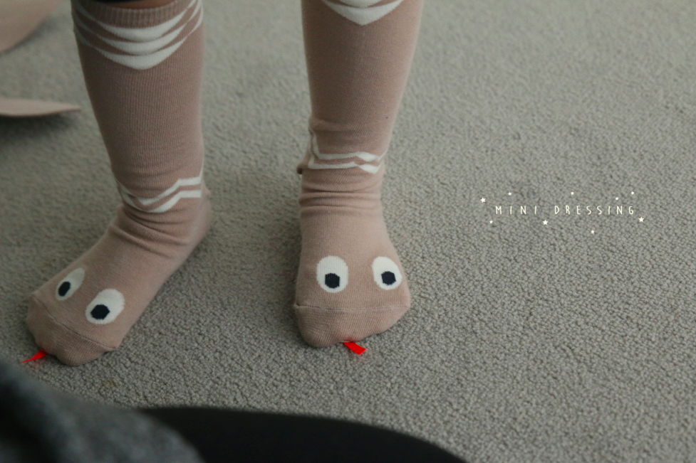 snake socks beige 1.png