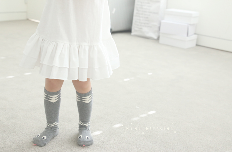 snake knee socks grey 2.png