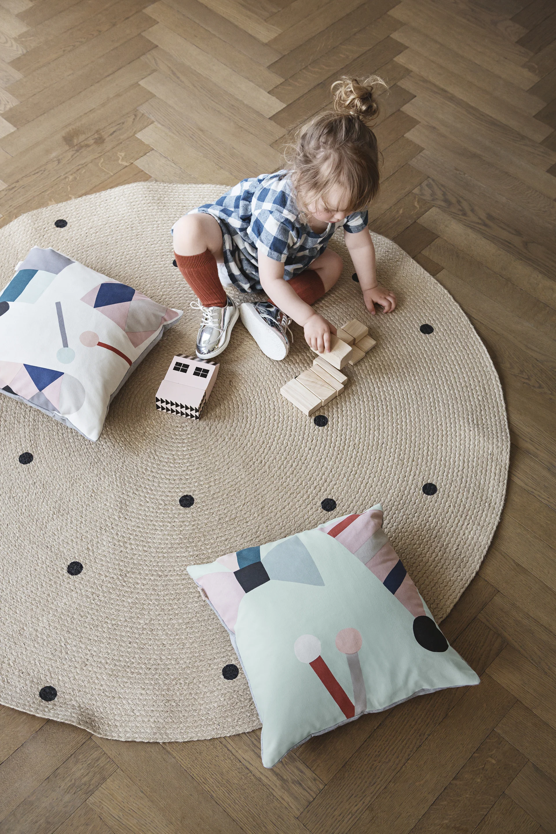 rug round dot large 2.jpg