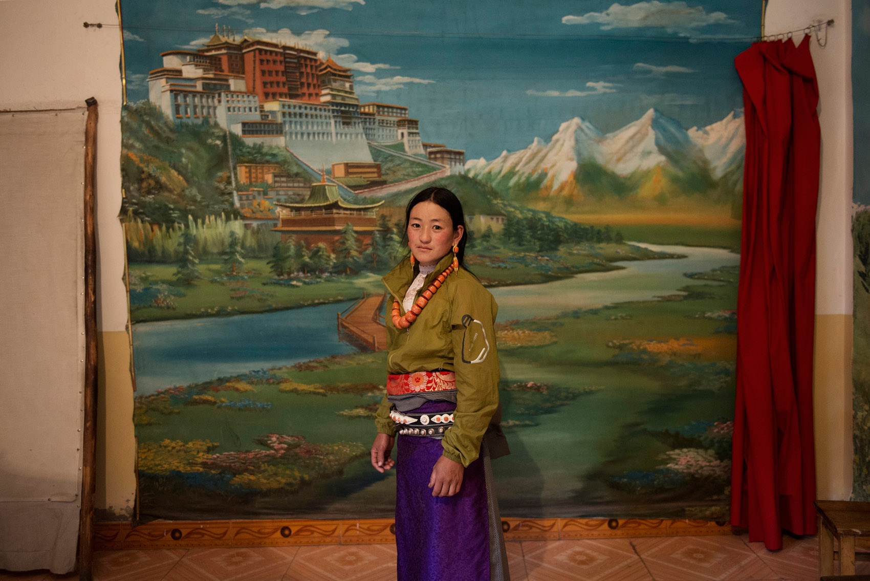 A young Tibetan posing in a photo studio in Labrang (Gansu).