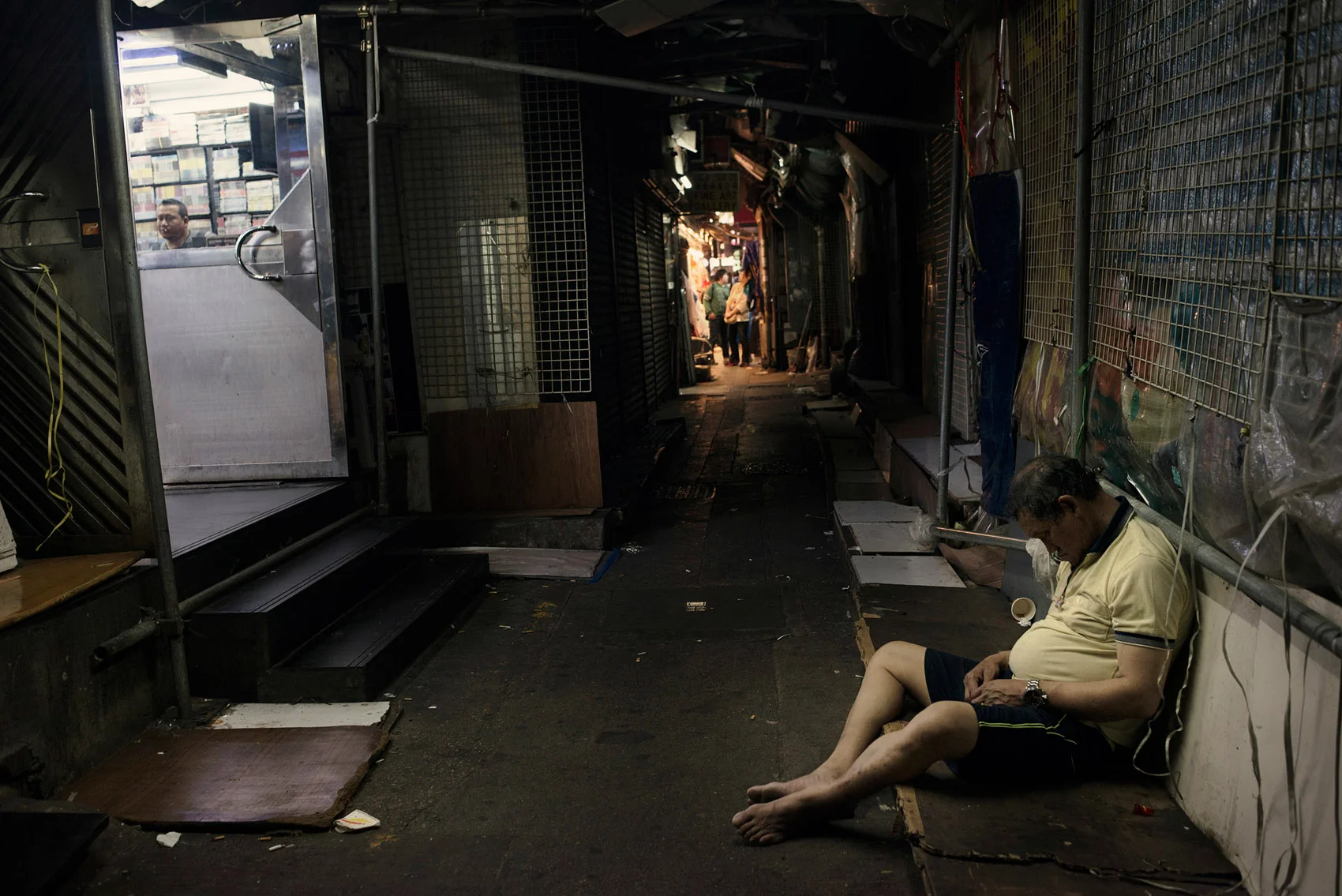 A drunk has been put to leep on a side alley of the Chungking Mansions.
