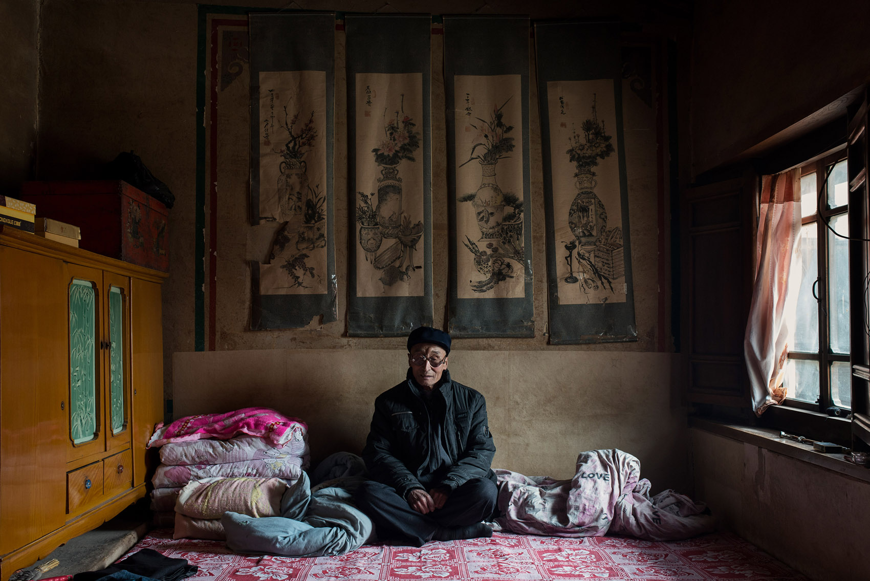  Baituo village 74 years old Wang Juju. During the Great Hunger of the early 60's, his 9 siblings left the region in search of food. He never saw them again. He himself was two weeks without eating anything. Nowadays he survives, producing honey with four beehives.