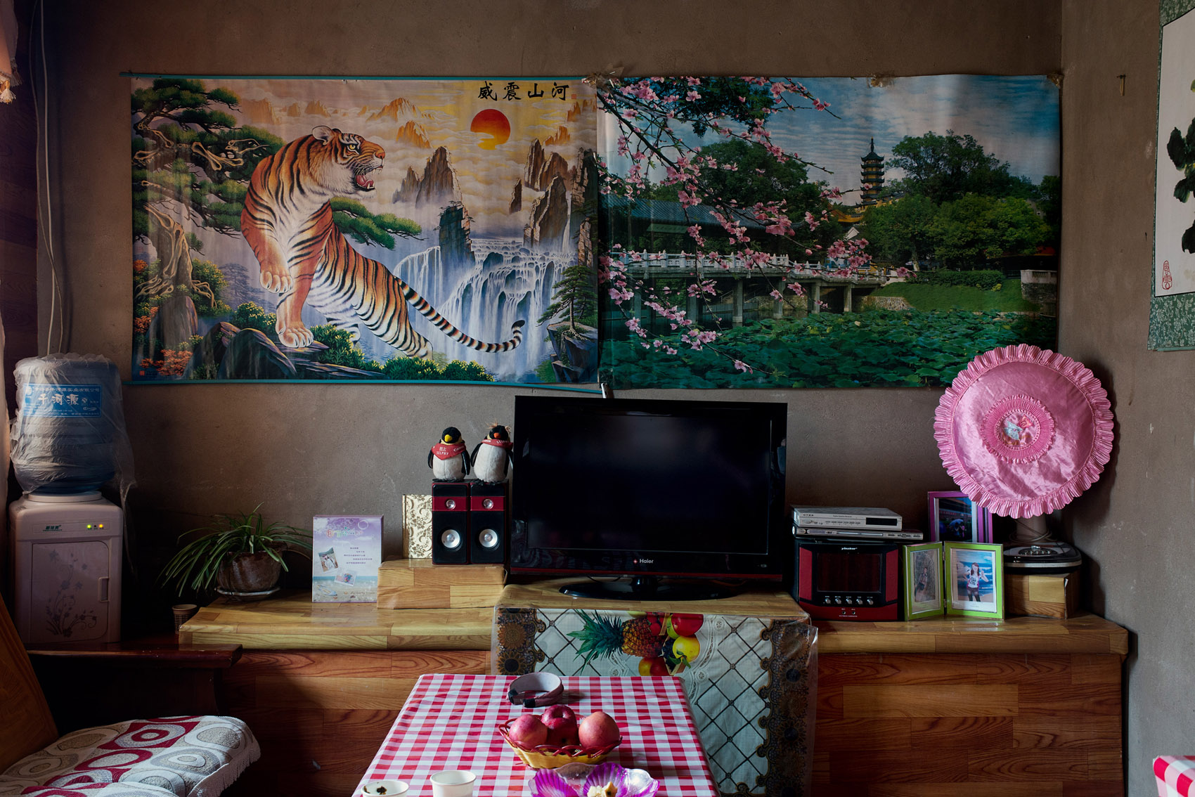 The living space across from the Kang in Niu's home.