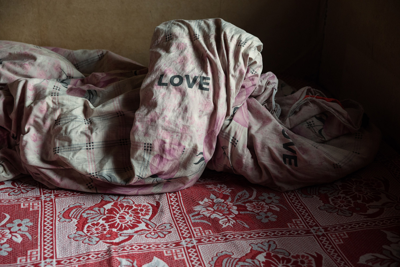 A comforter on Wang Juju's kang.