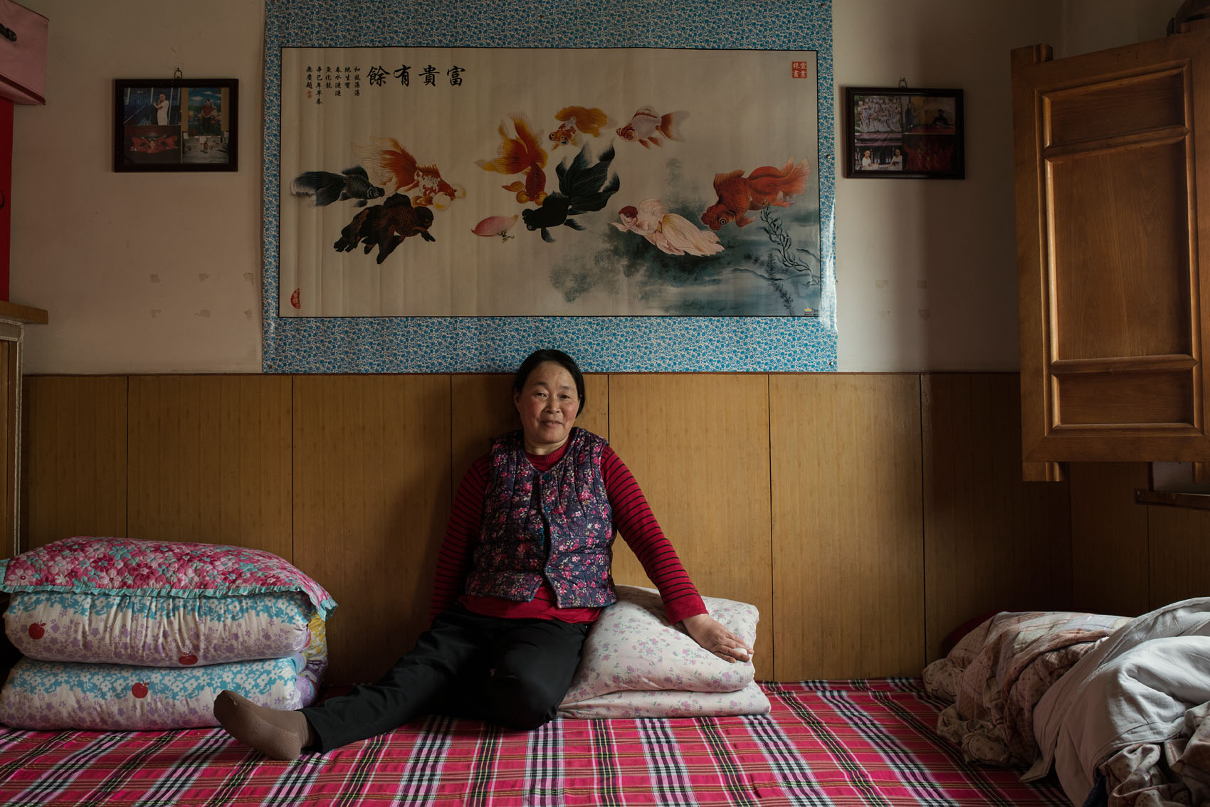 Dashi Village Li Caiping (46) She has 2 daughters and 1 son. Her eldest daughter is a dancer in a show for tourists at the National Park of Jiuzhaigou (Sichuan) and helps Li financially. She has a bad leg resulting from a birth defect. Li rents out her land to neighbours and keeps 1 mu (0,16 acre) for herself. Her son (16) quitted school last year and doesn't work. "Boys are harder to raise than girls. They are lazy", she says