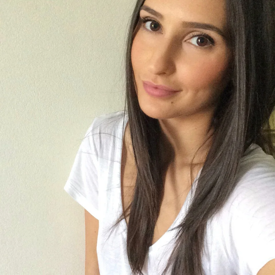 Ilona Sophie wears a natural, groomed look that enhances her perfectly sculpted brows and glowing skin (Image via Ilona Sophie.