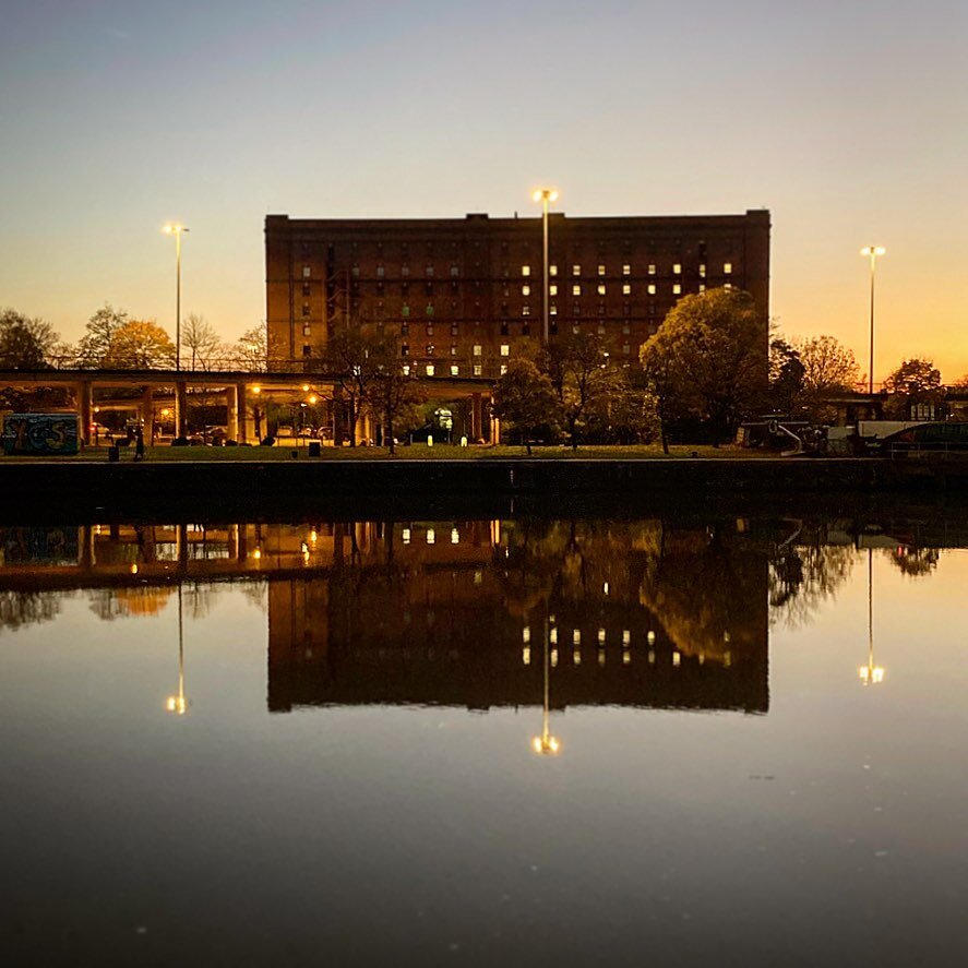 Amazing #reflection of the bonded warehouse in proper #autumnal colours this evening #gertlush
