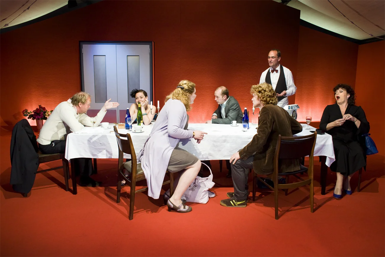Michiel Nooter, Henriëtte Tol, Titus Boonstra, Jessica Zeylmaker, Pepijn Schoneveld, Sarah Jonker, Wouter van Lierde spelen Momenten van geluk van Theatergroep Suburbia