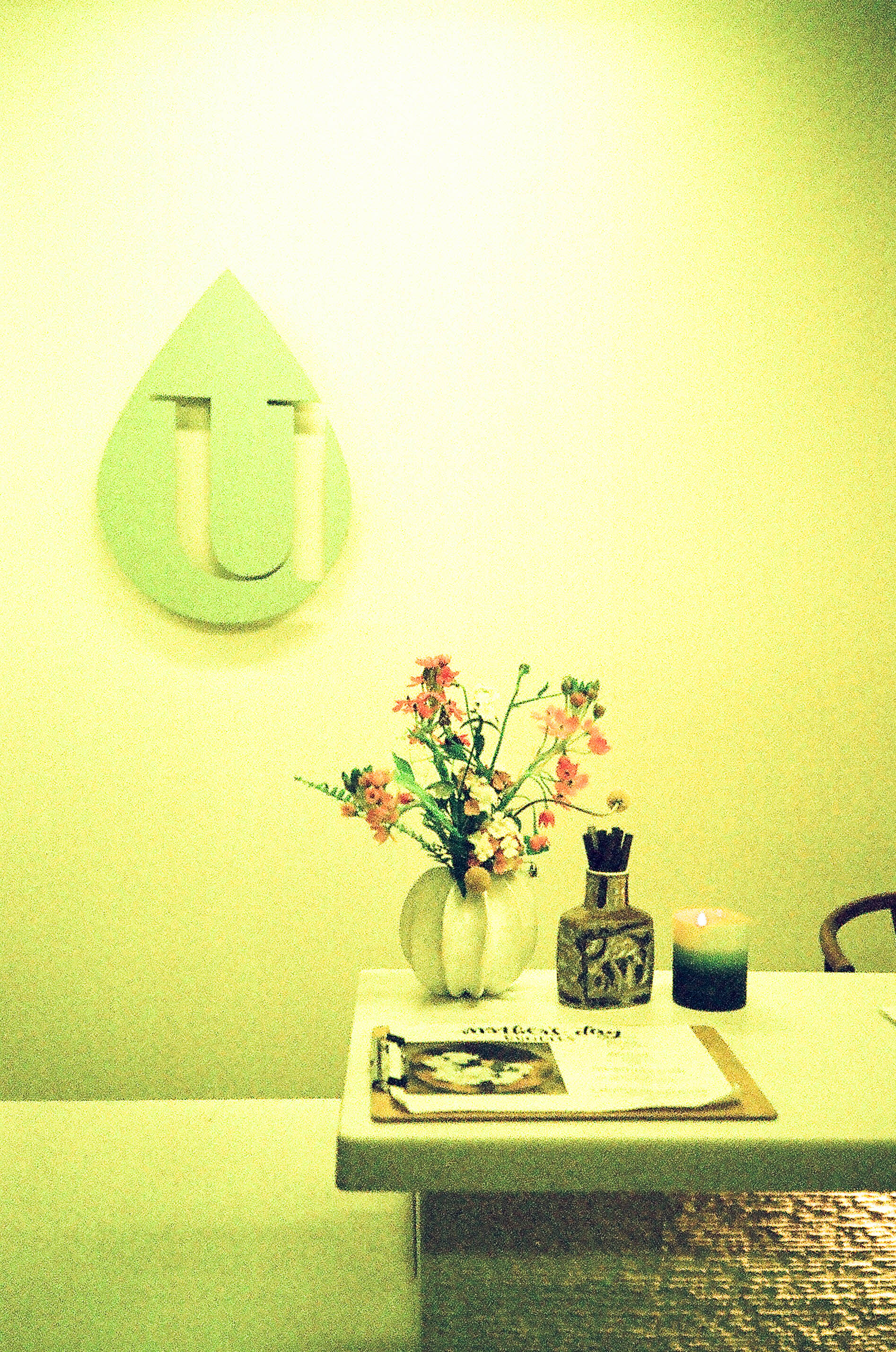 Indoor, artificial lighting.