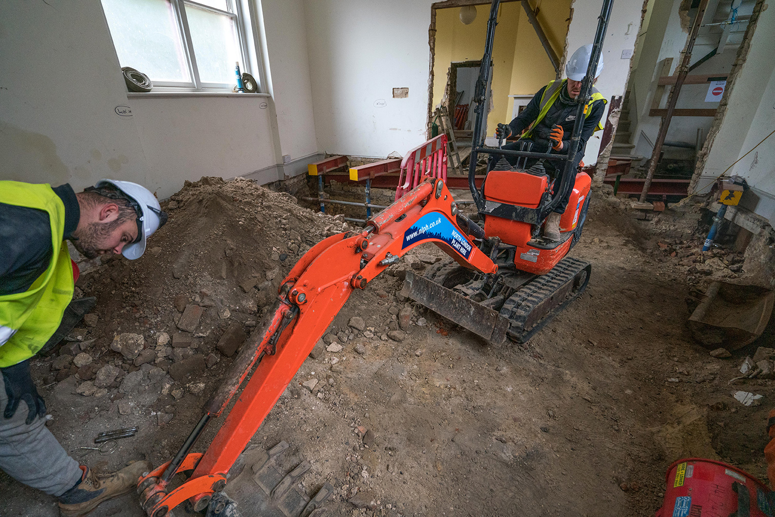 One of the digging team tightens up the action on the neck of the digger