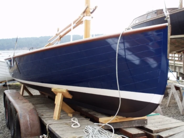 Carvel planked knockabout sloop