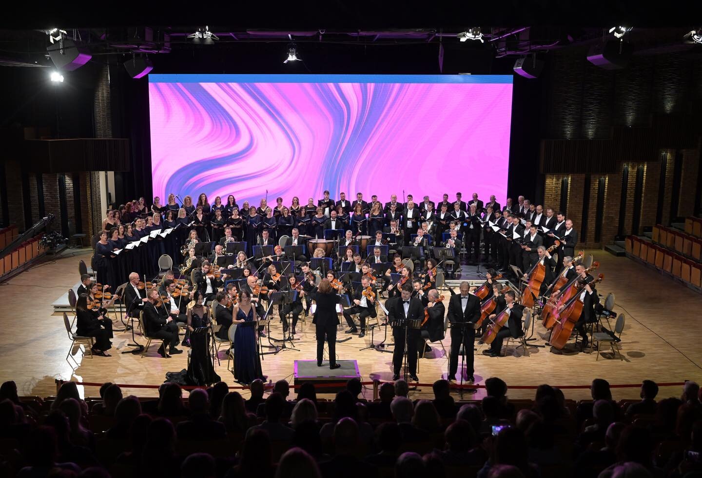 Unforgettable Stabat Mater by Rossini with an amazing team @kosovophilharmonic @privocalfest @llugiqibesa @albanecarrere @juliankonstantinov thank you everyone for the wonderful experience!!
photos by @arben.llapashtica