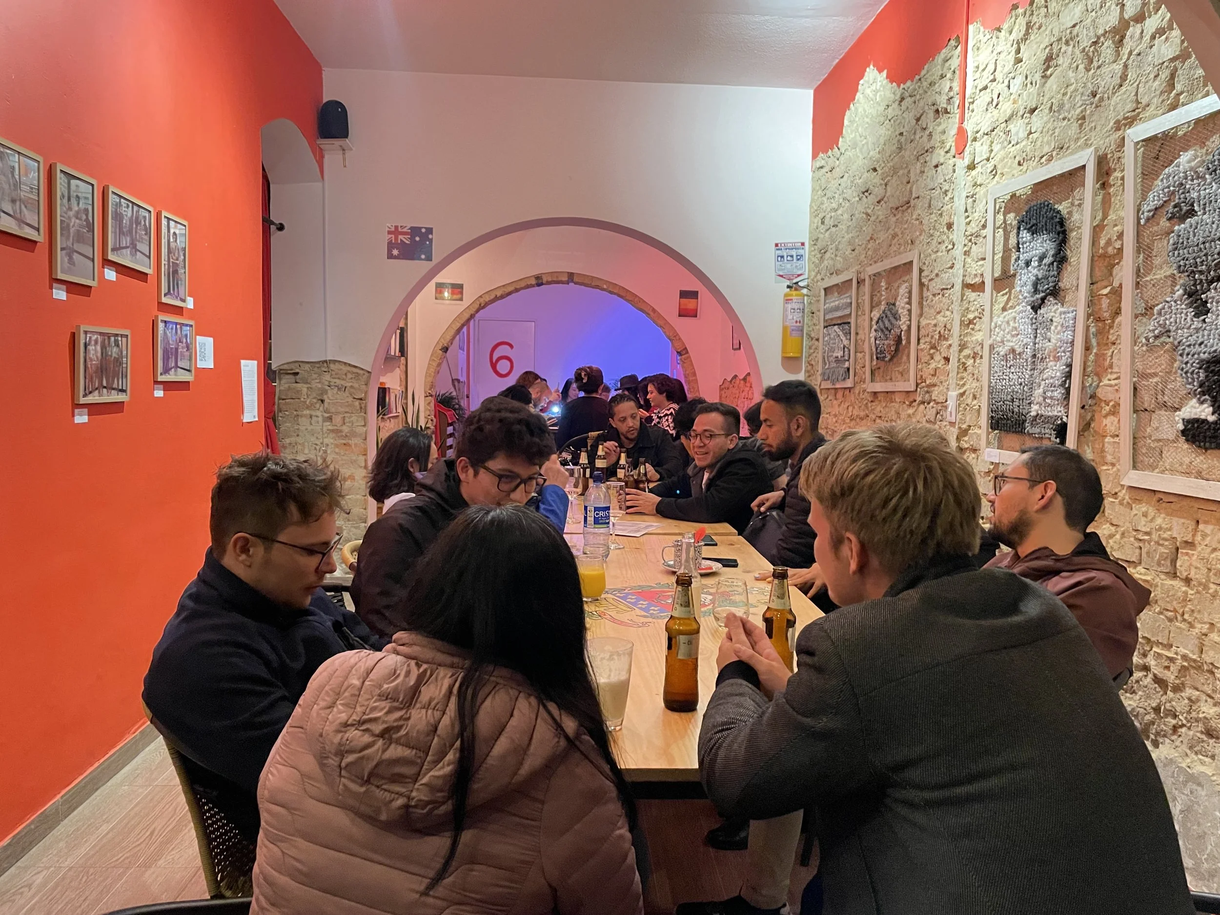 Estudiantes de Dame tu Lengua compartiendo en una actividad