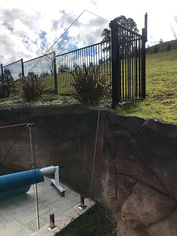 aluminium pool fence with glass pool fence