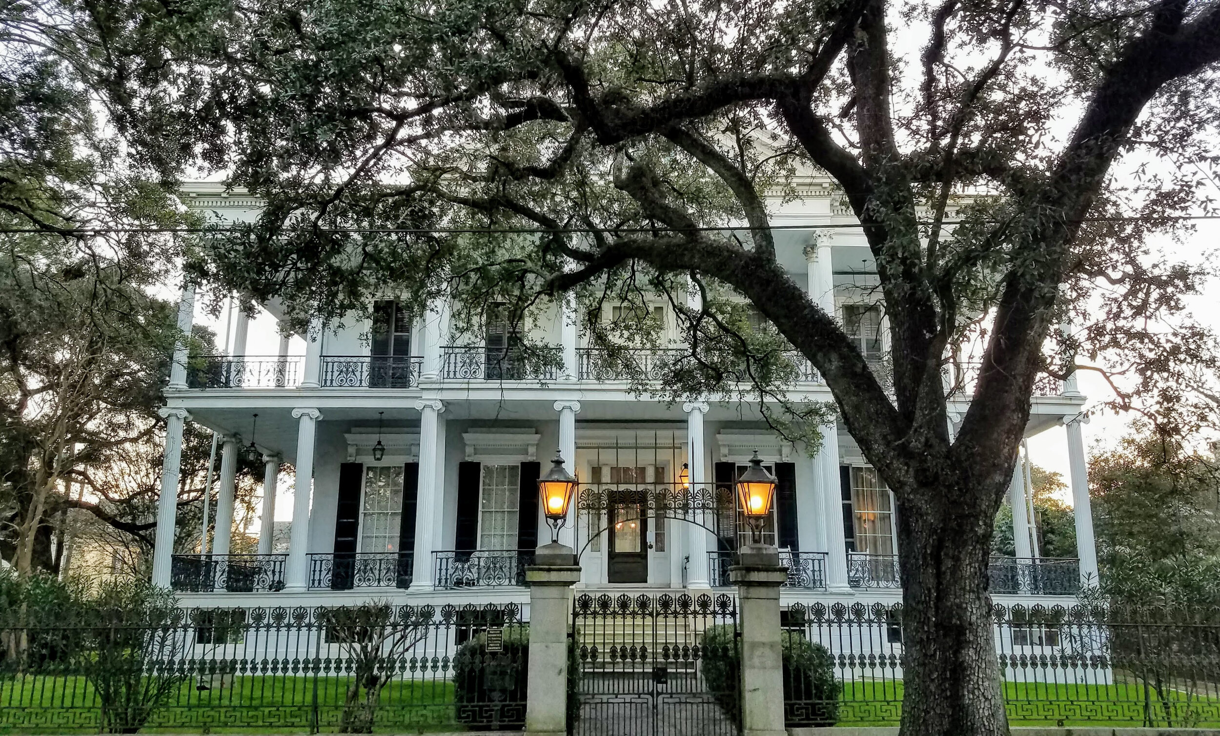 Old plantation mansion seen on New Orleans Bus Tours