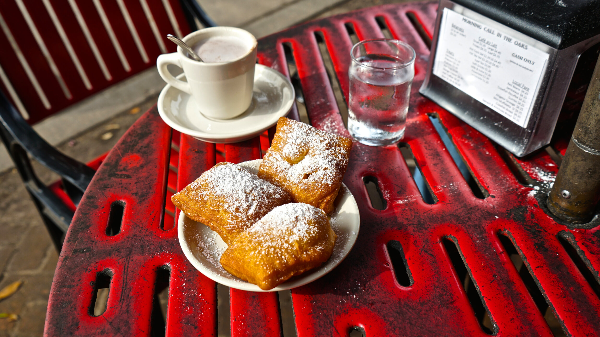 Beignets and coffee on a New Orleans City Tour
