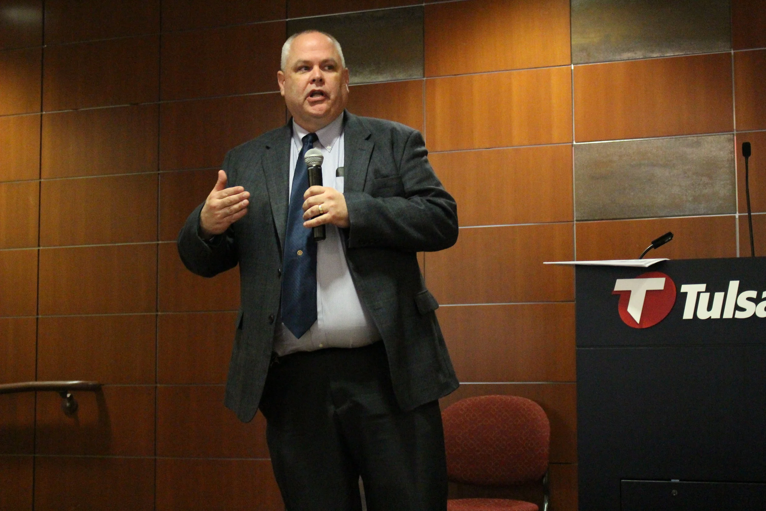  Sand Springs Police Chief Mike Carter speaks at a Sand Springs Chamber of Commerce forum on criminal justice reform. (Scott Emigh). 
