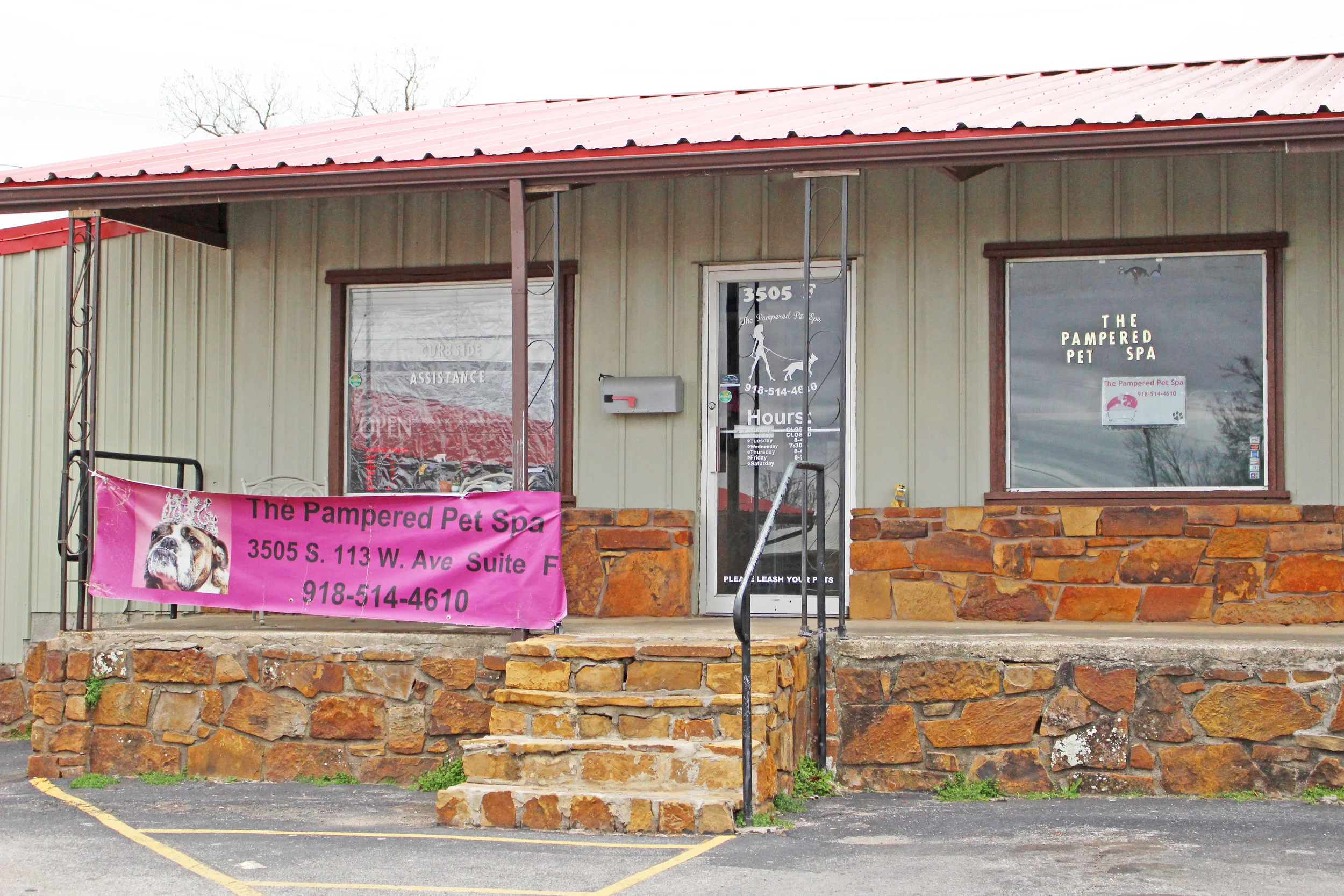 Storefront pet grooming facility in Sand Springs, OK