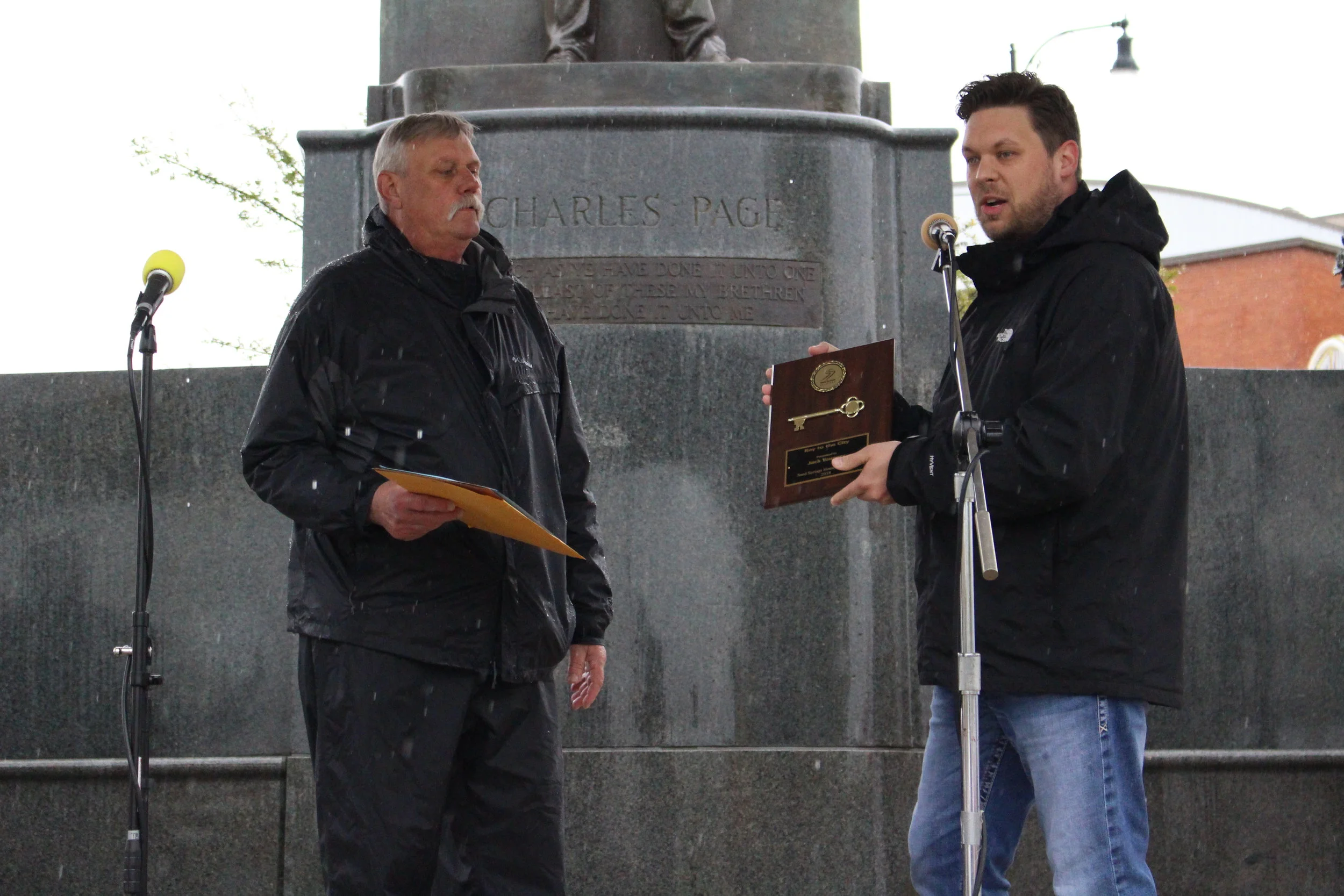  Vice Mayor Beau Wilson presents Jack Younger with a key to the City. 