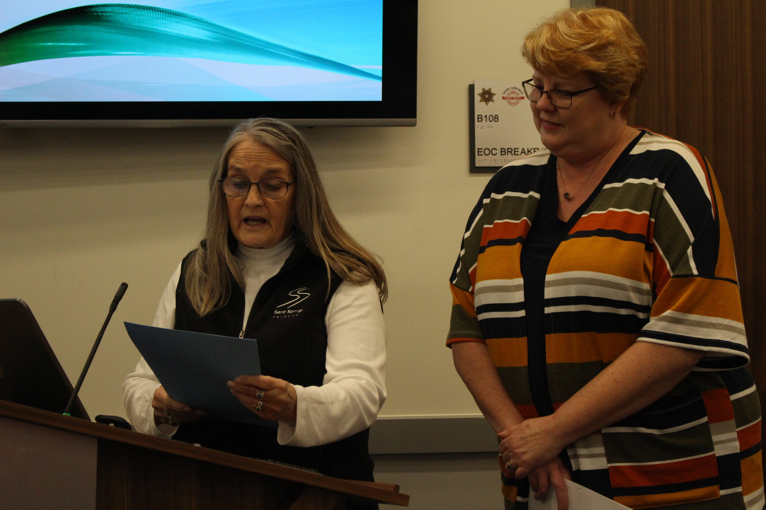  Vice-Mayor Patty Dixon presents Chamber of Commerce President Kristin Cepak with a Mayoral Proclamation recognizing Small Business Saturday. 