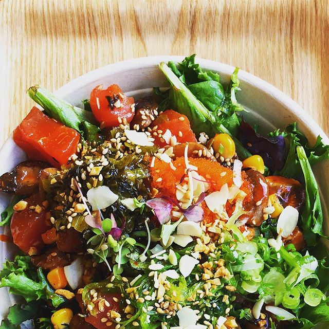 What time is it? It's Summer time, and it is everybody's Pokebowl time! Fresh tuna, smoked mushroom, organic mix green and delicious exotic dressing are all combined in the same bowl to let you enjoy the fantastic flavor of this addictive Hawaiian di