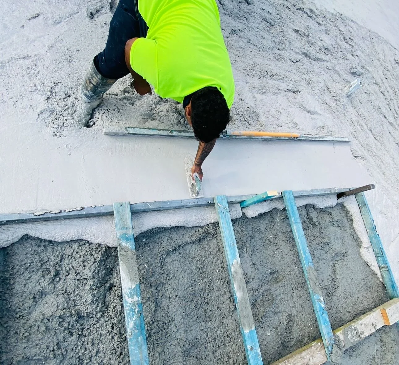 Have you ever wondered what the difference is between grey based cement &amp; white based cement? Check out the contrast on one of our latest concrete pours. 
&bull;
&bull;
&bull;
#concrete