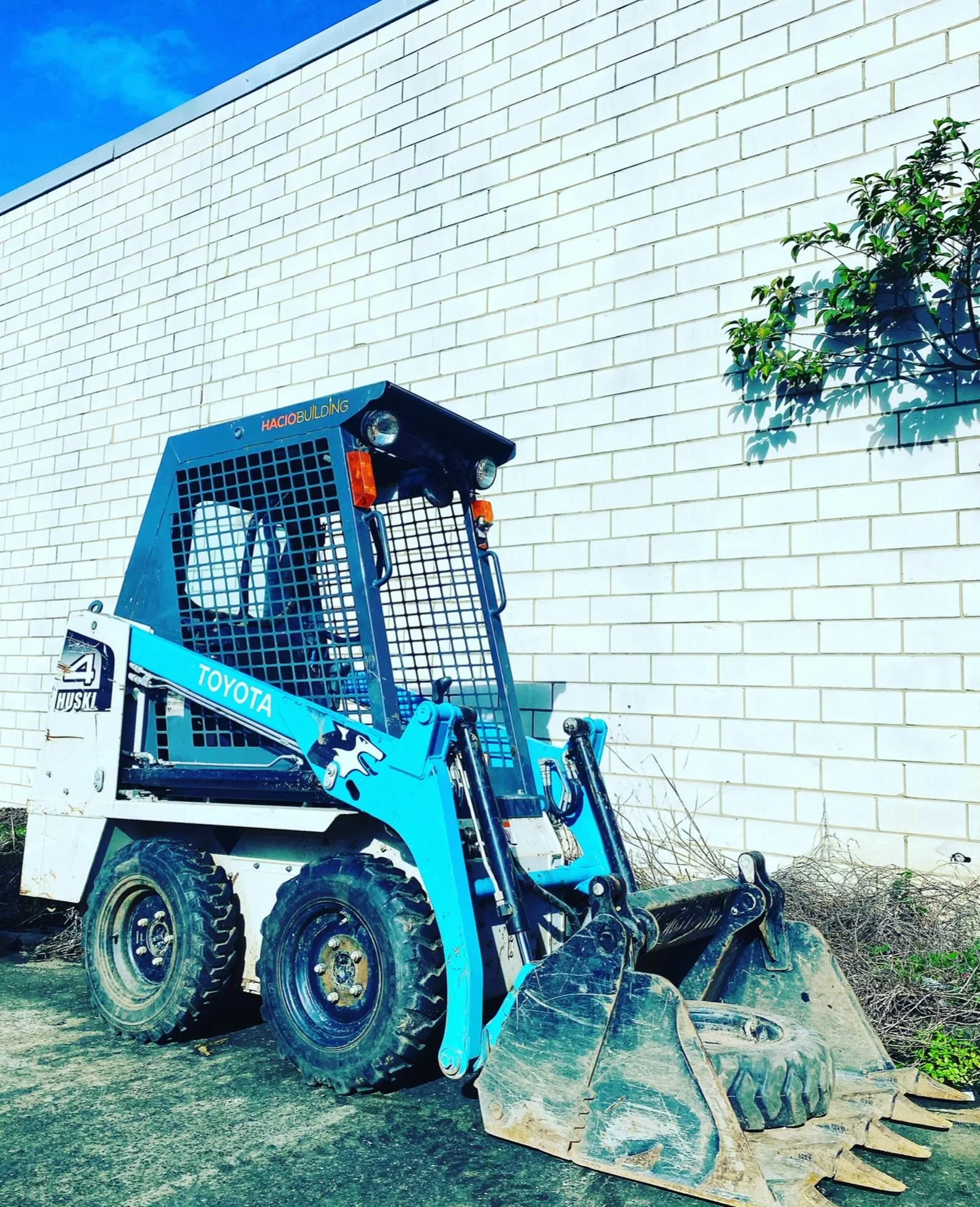 Meet Huski! The crucial equipment that helps build our projects. 
&bull;
&bull;
&bull;
#skidsteer