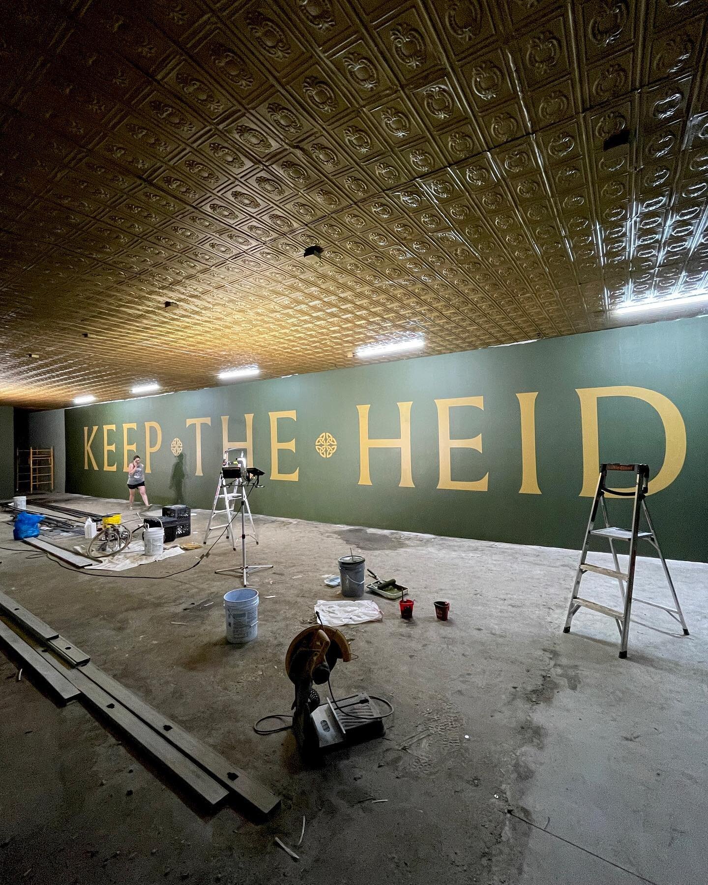 Another #kinandkilt painted sign in the axe throwing room with the old Scottish phrase to &ldquo;keep the heid&rdquo; or head - stay calm. 

The phrase is massive with letters over 5 ft tall, spanning 55ft wide

#axethrowing  #hatchethrowing #watl #a