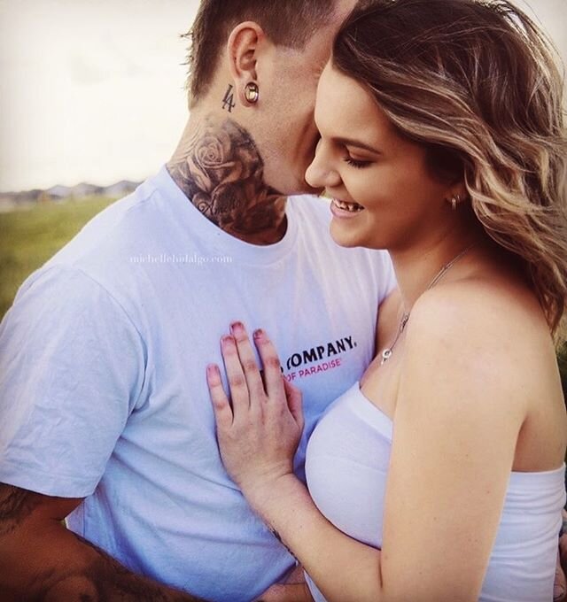 Here&rsquo;s some love for your Monday ❤️ .
.
📸 @mishhidalgo .
.
.
#couplegoals #tattoos #portraitphotography #love #spreadthelove