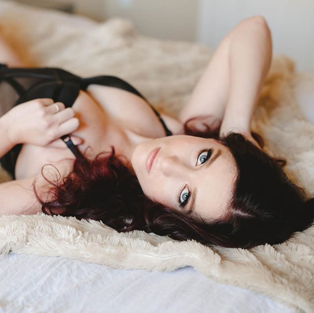 Can we take a moment to appreciate the bombshell Boudoir makeup and hair happening here? Those eyes 😍 Doing Boudoir is one of my favorite things to do! Photo by @brittaneetphoto who is doing a boudoir photo shoot giveaway! Be sure to enter to get yo