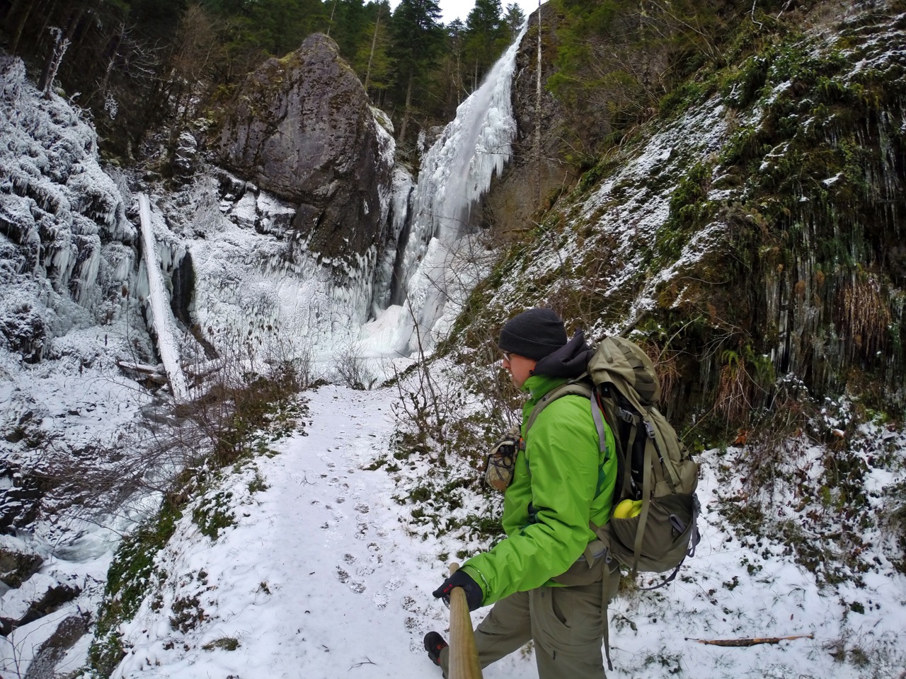3 degrees hike to Henline Falls.