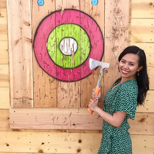 Lethal. But really, I was pretty close to getting this on the board. If you saw the video on my insta story, you know. 😂🤷🏻&zwj;♀️ #VENTURELIKEME #tuesdaythoughts #axethrowing #neonsummerchicago 📸 : @marymoser71