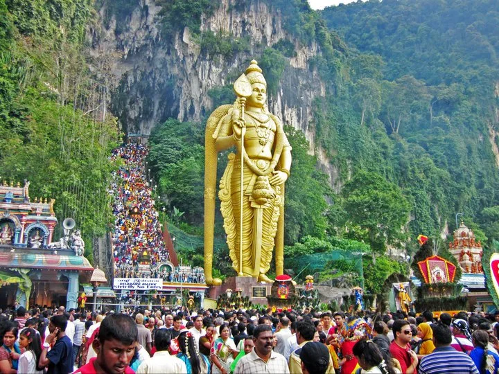 Thaipusam in Batu Caves, Kuala Lumpur, Malaysia in 2011. Cerca 1.5 million people were present on this day, and not one of the 272 steps to the caves was free from pilgrims. 
