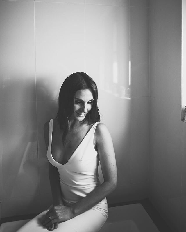 When your photographer drags you to the bathroom with a crazy glint in their eye and sits you in the bathtub, sometime you just gotta go with it. I&rsquo;m completely obsessed with this window light. 🤩
.
.
.
N + J married at @bathersbeachhouse by ce