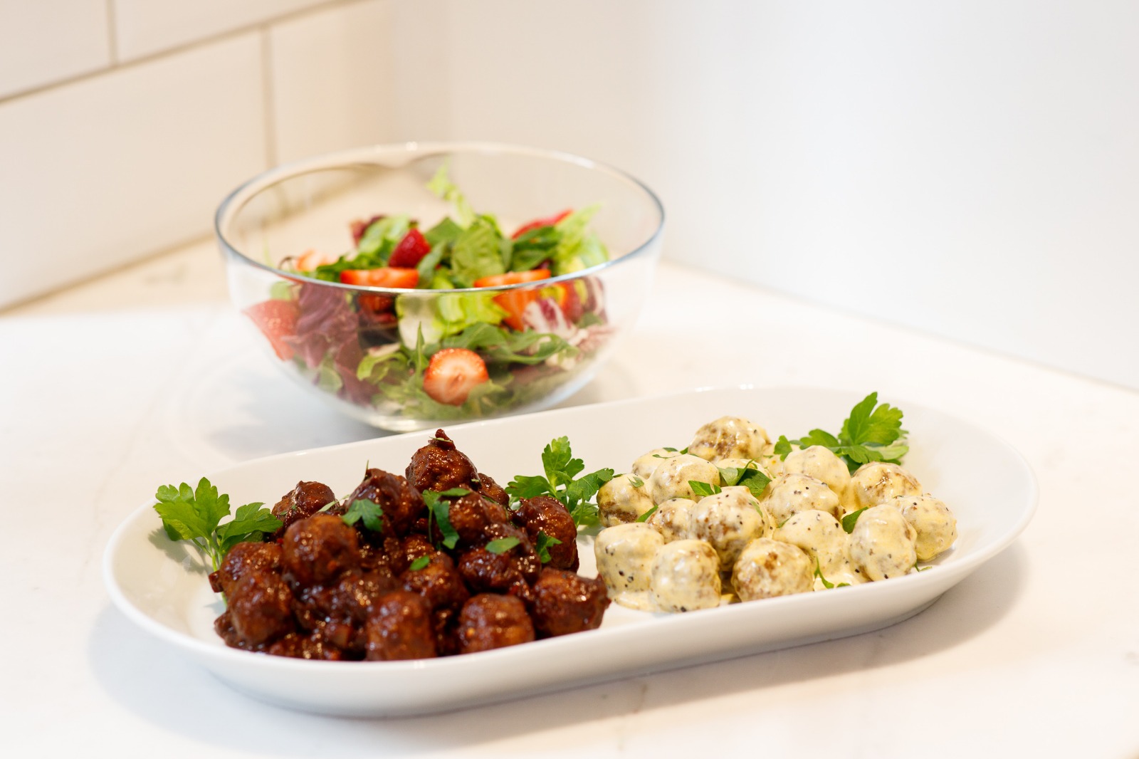 Lihapullat voit tarjoilla hyvin joko arkiruokana tai juhlissa esimerkiksi salaatin lisukkeena. Valitse kastikkeeksi makean tulinen bbq-kastike tai kermainen pippurikastike.